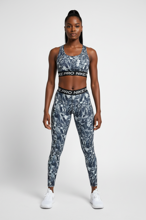 Mannequin africaine portant la brassière Nike Pro camouflage - Vue de face