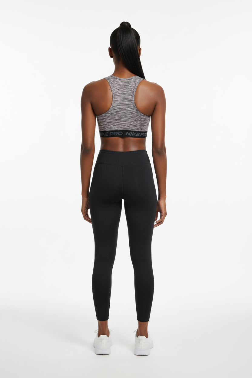 Mannequin africaine portant la brassière Nike Pro chiné gris avec legging noir - Vue de dos