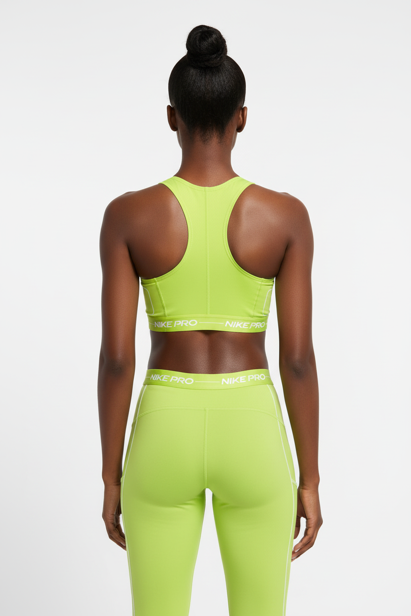 Mannequin africaine portant la brassière Nike Pro vert citron - Vue de dos