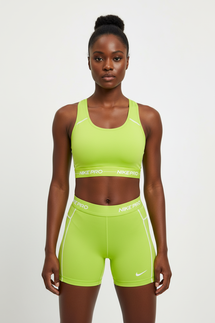 Mannequin africaine portant la brassière Nike Pro vert citron - Vue de face