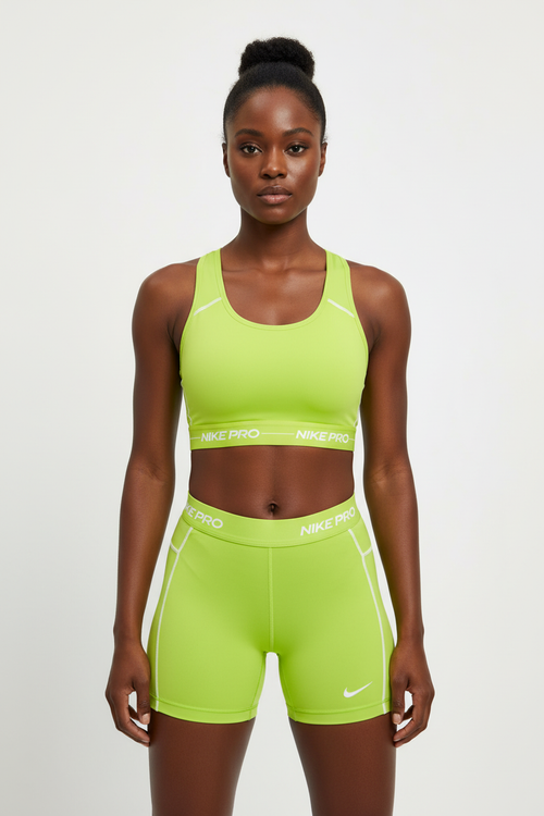 Mannequin africaine portant la brassière Nike Pro vert citron - Vue de face