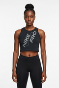 Mannequin africaine portant le débardeur crop Nike Pro noir - Vue de face