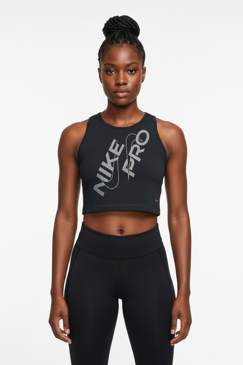 Mannequin africaine portant le débardeur crop Nike Pro noir - Vue de face