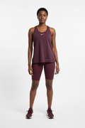 Mannequin africaine portant le débardeur Nike bordeaux - Vue de face