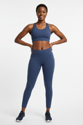 Mannequin africaine portant le legging 7/8 bleu marine avec poches - Vue de face