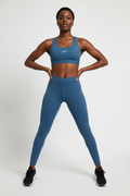 Mannequin africaine portant le legging Nike bleu pétrole - Vue de face