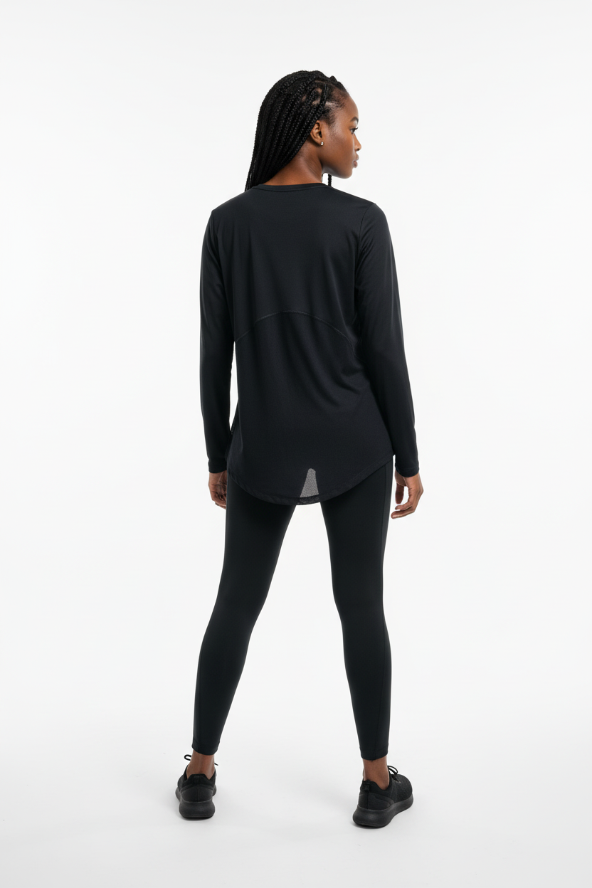 Mannequin africaine portant le t-shirt Nike manches longues noir - Vue de dos