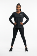 Mannequin africaine portant le t-shirt Nike manches longues noir - Vue de face