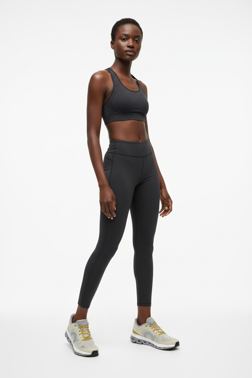 Mannequin africaine portant les chaussures On Running beige et grises