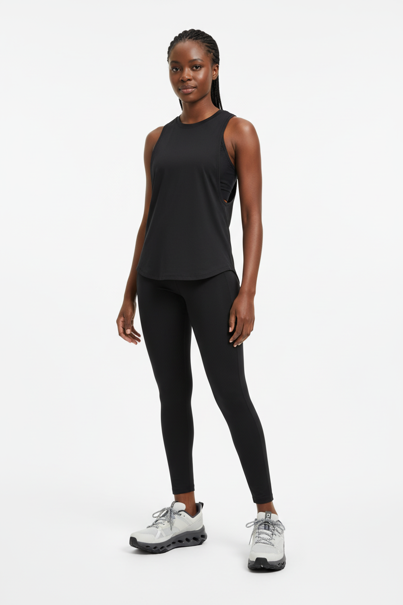 Mannequin africaine portant les chaussures On Running grises