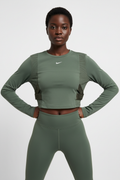 Mannequin femme avec crop top Nike Pro vert kaki moulant - Vue de face