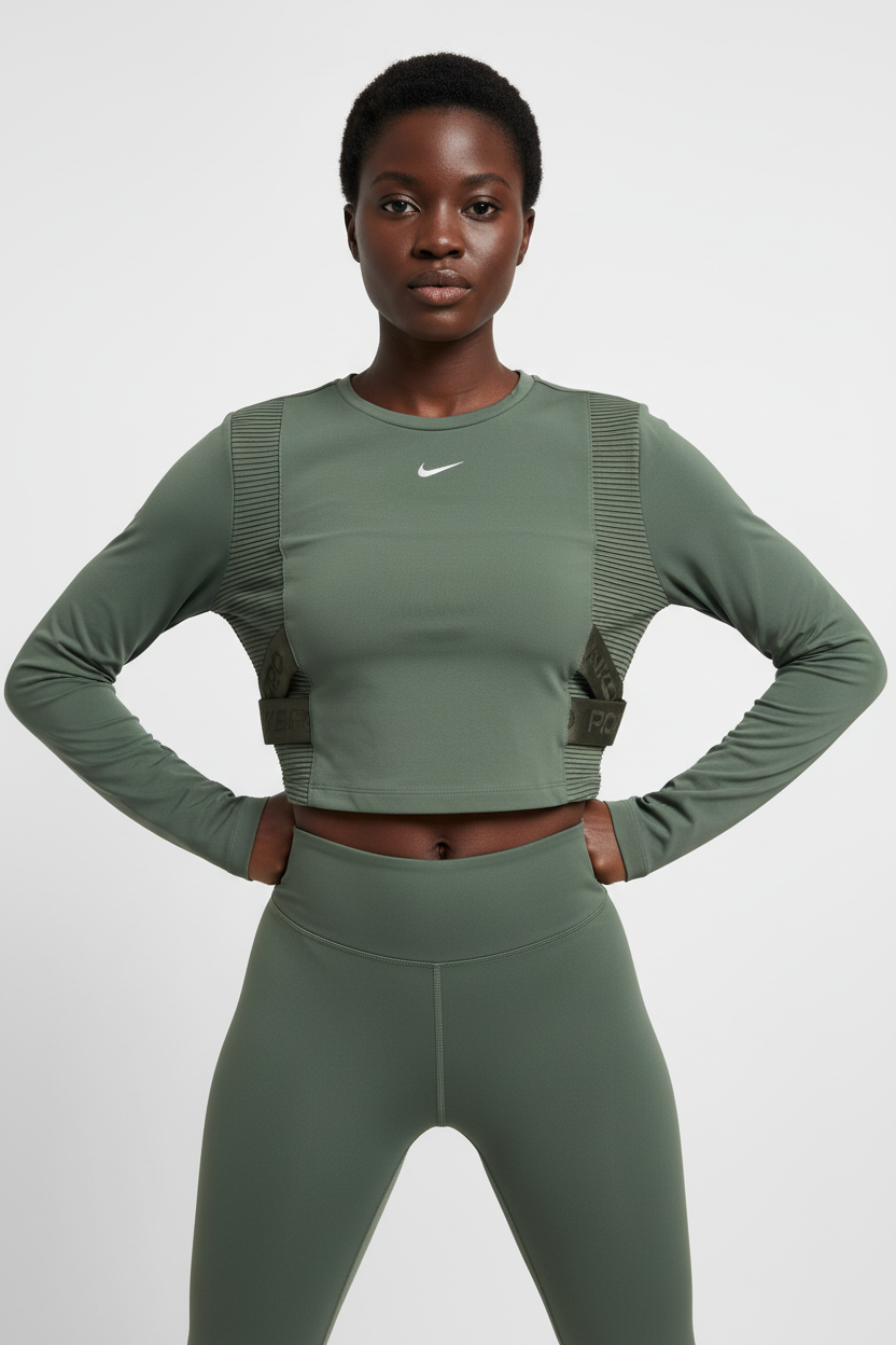 Mannequin femme avec crop top Nike Pro vert kaki moulant - Vue de face