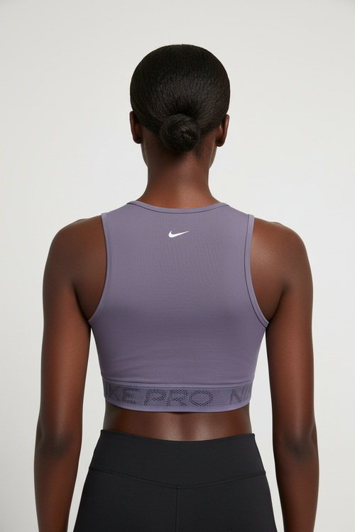 Mannequin femme avec crop top Nike Pro violet - Vue de dos