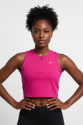Mannequin femme avec crop top Nike rose fuchsia - Vue de face