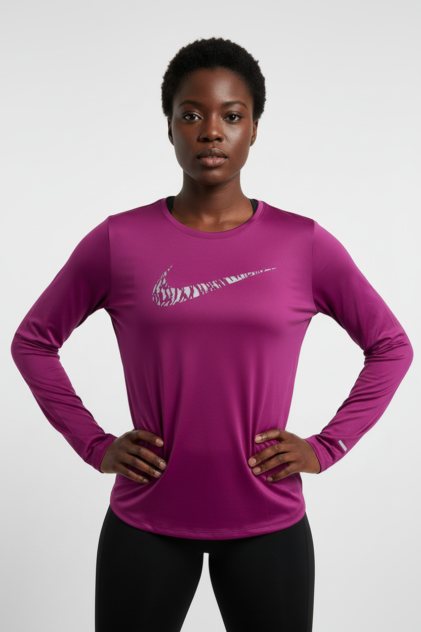 Mannequin femme avec t-shirt Nike magenta - Vue de face