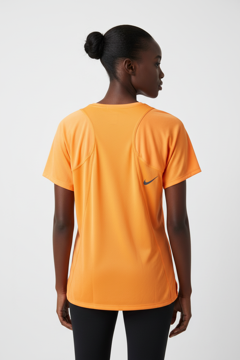 Mannequin femme avec t-shirt Nike orange - Vue de dos
