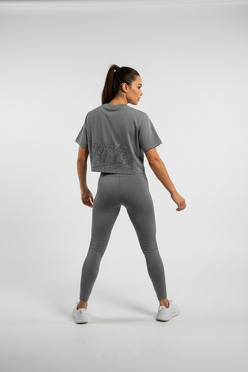 Mannequin femme portant le t-shirt crop Nike gris - Vue de dos