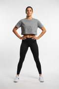 Mannequin femme portant le t-shirt crop Nike gris - Vue de face